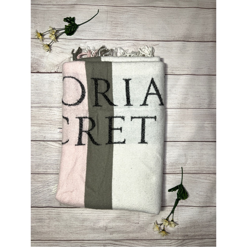 Victoria Secret Throw Blanket - Picture 14 of 15